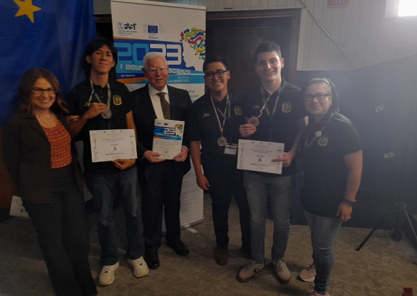 Estudiantes de la ENMS de Salvatierra obtienen medalla de plata en el concurso Los jóvenes en la ciencia, en Italia