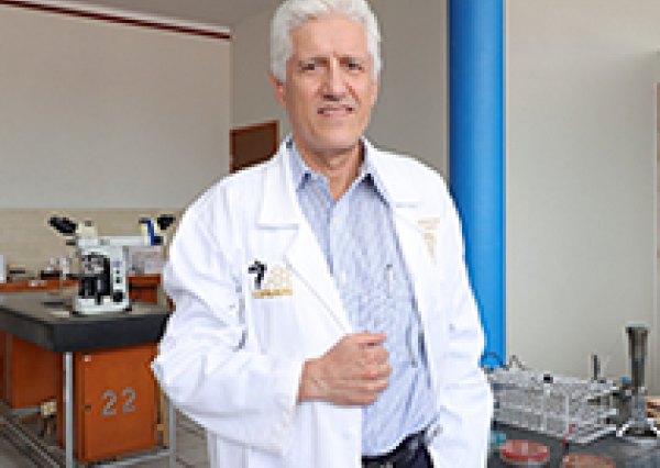 El Dr. Alejandro Macías, profesor UG, es reconocido como Médico del año por la Revista PMFarma 