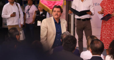 Enrique Serna recibe el Premio Ibargüengoitia y sacude con su visión de la historia