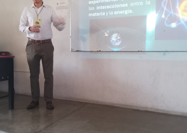 Jóvenes en la ciencia de la UG comparten su experiencia en escuelas de nivel medio superior del estado