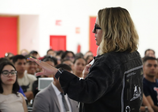 Saskia Niño de Rivera ofrece conferencia en la UG por el Día del Estudiante