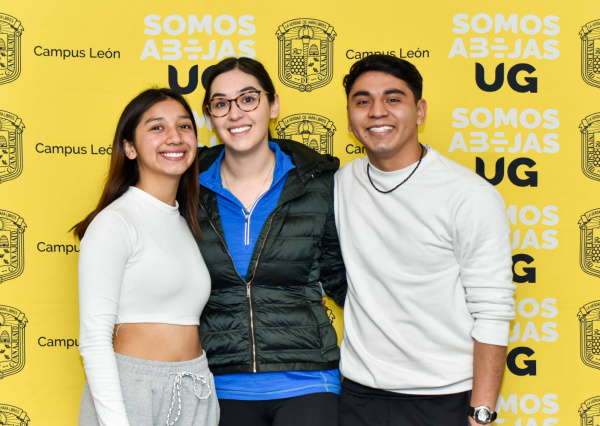 Se integran 135 abejas a “La Colmena Universitaria” de la División de Ciencias de la Salud del Campus León UG