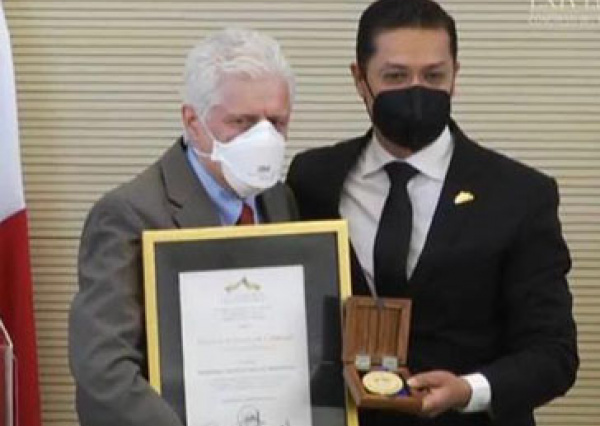 Galardona Congreso del Estado de Guanajuato al Dr. Alejandro Macías y a la Mtra. Victoria Morán