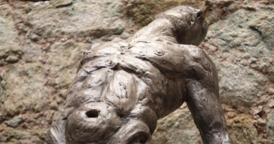La UG celebra el arte y el legado cervantino con la escultura Espíritu