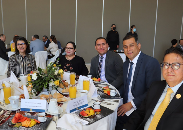 Reconocen en la DCEA a personal con más de 25 años de servicio docente y administrativo 