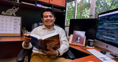 Investigador UG trabaja activamente en ciencia y tecnología de aceleradores de partículas