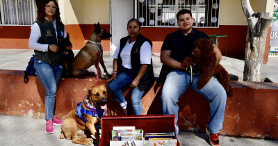 UG inicia proyecto de terapia asistida con perros para fomentar la lectura en niñas y niños de primaria