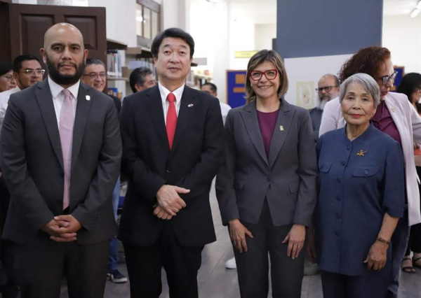 Recibe UG donación bibliográfica del Read Japan Project