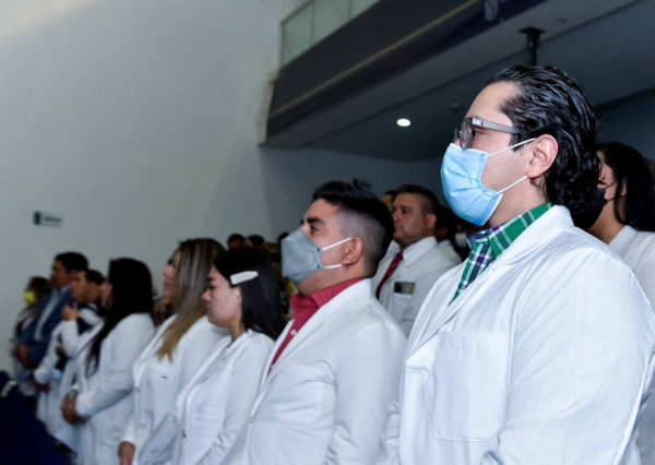 Comunidad médica culmina estudios de especialidad en la UG