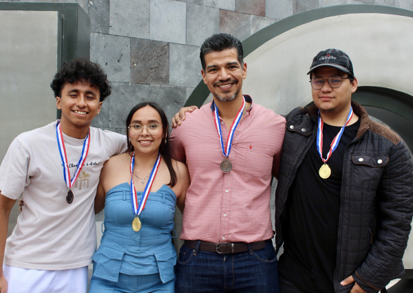 Estudiantes UG logran doble premio en la Batalla de Robots Japan Sumo Irapuato