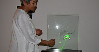 Científica y artista de la UG comparte proyectos de nuevo arte óptico para comunicar la ciencia 