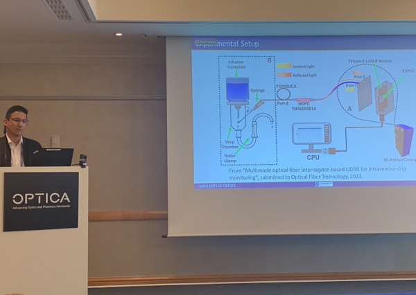 Alumno UG presenta en Alemania un sensor de flujo de fibra óptica para controlar el flujo por goteo