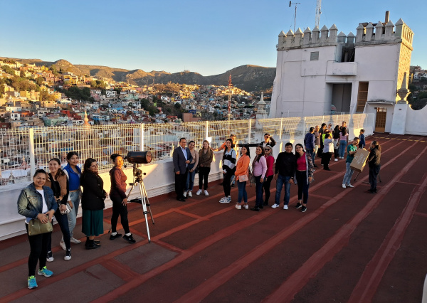 UG promueve observación segura de los eclipses solares
