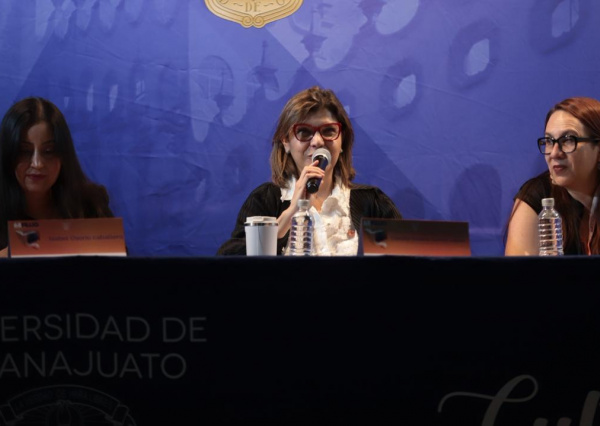 Economía en morado: Visibilizan desigualdades y retos del desarrollo económico con perspectiva de género en la FILUG