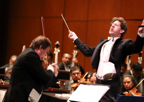 La OSUG recrea invierno sonoro en compañía del violinista Sebastian Kwapisz