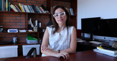 Mujer y niña en la ciencia: matemática UG desarrolla novedosa teoría sobre de ecuaciones diferenciales