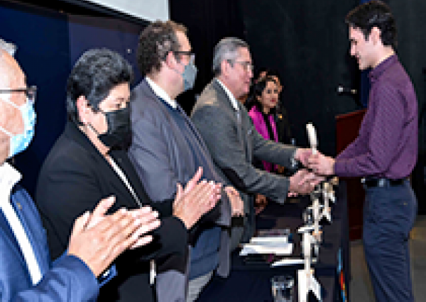 Comunidad estudiantil del Campus León UG es distinguida por su desempeño académico 