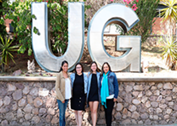 Estudiantes de UG presentan en Colombia proyecto para limpiar agua de metales pesados 