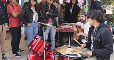 Alumnos de la División de Ciencias Naturales y Exactas de la UG participan en Feria Estudiantil