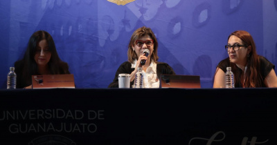 Economía en morado: Visibilizan desigualdades y retos del desarrollo económico con perspectiva de género en la FILUG