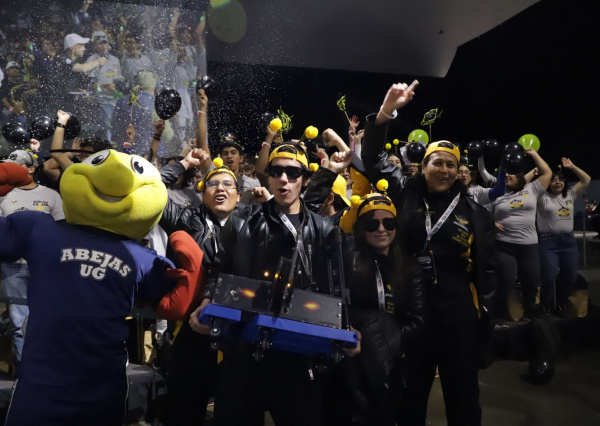 Con el prototipo “Vespa” estudiantes UG ganan viaje a Japón, en la primera Batalla de Robots Liga GTO