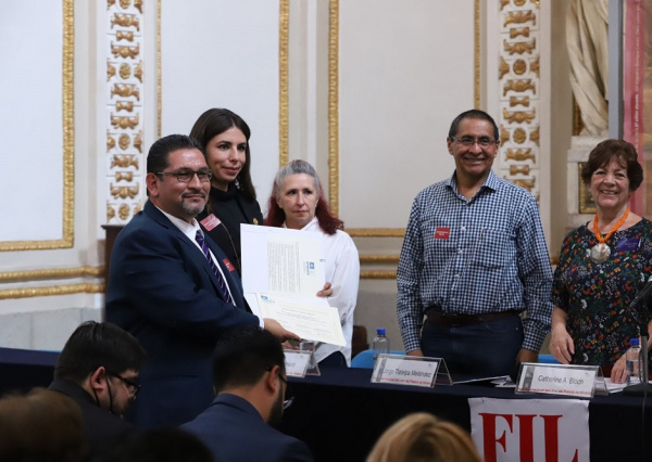 Entregan reconocimiento a la UG por el registro en Memoria del Mundo de México de la obra “Pasatiempos de Cosmología” 