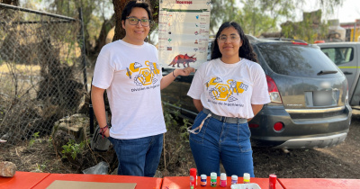 Investigadora universitaria lleva taller de ciencias a comunidad minera 