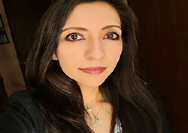 Catedrática universitaria presenta libro sobre complejidades de la identidad de la juventud transnacional