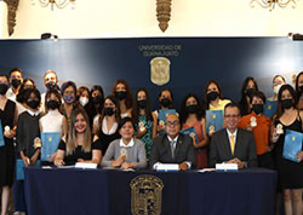 Reconocen talento de estudiantes del Nivel Medio Superior de la UG 
