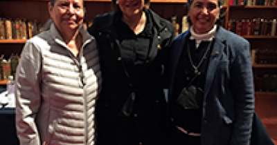 Marina Rodríguez recibe reconocimiento por su destacada trayectoria en el Archivo Histórico de la UG 