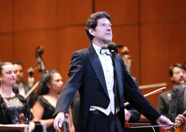 Ovaciona público a Juan Carlos Lomónaco y OSUG en su inicio de temporada