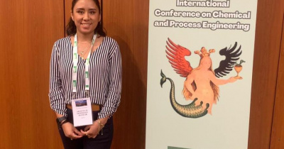 Alumna UG presenta en Italia estudio para la degradación de residuos plásticos 