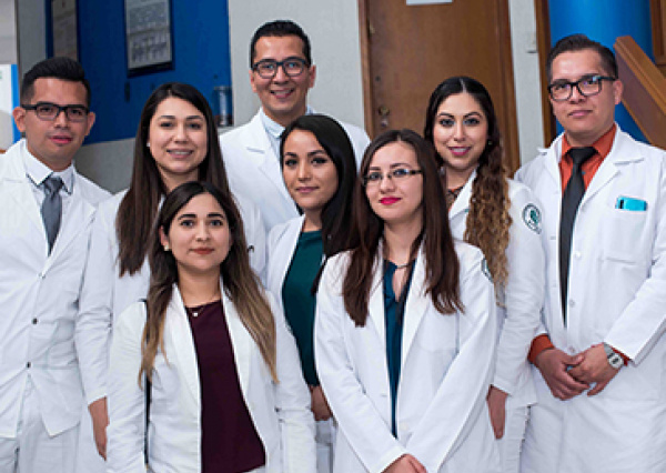 Egresan 274 residentes de especialidades médicas de la UG