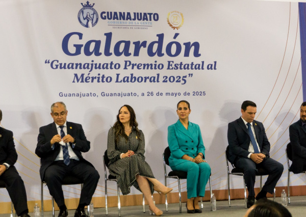 Reconocen a integrantes del equipo de trabajo de la Sala de Lactancia de la UG con el Premio Estatal al Mérito Laboral 2025