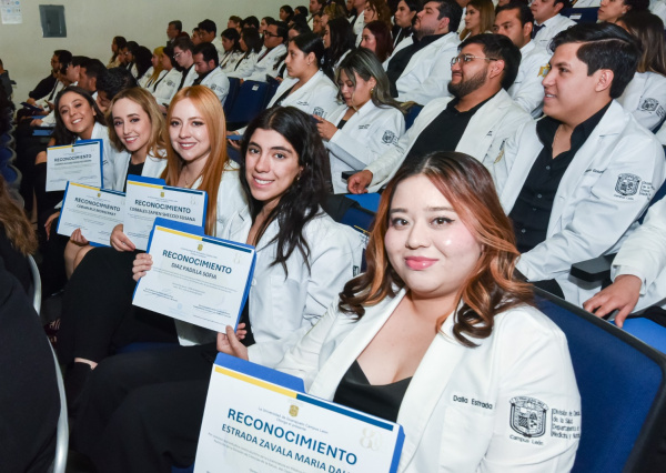 Egresan de la Universidad de Guanajuato 87 médicas y médicos