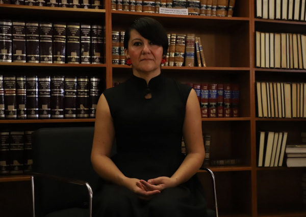 Investigadora UG recibe distinción nacional por su trabajo en teoría histórica  