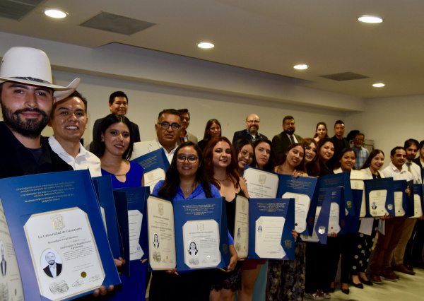 Comunidad egresada de la DICIVA recibe título profesional