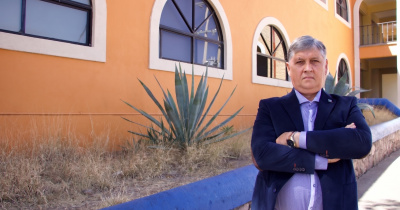 Del cosmos a la ingeniería: la visión multidisciplinaria del Dr. Israel Quiros, académico UG