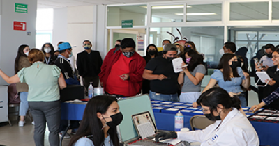 Realiza Club Rotario campaña de lentes en la UG