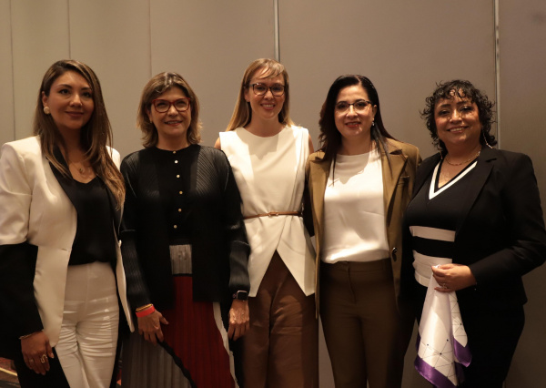 Esta es una llamada a la vinculación: Rectora General de la UG participa en panel sobre tecnología, educación y empleo