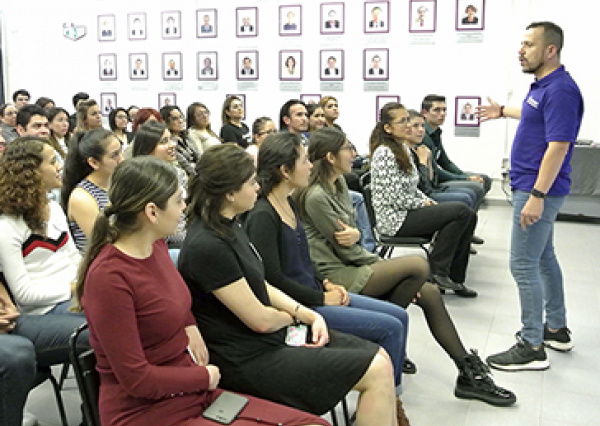 Fomentan los valores cívicos y la cultura democrática en grupos organizados de la UG