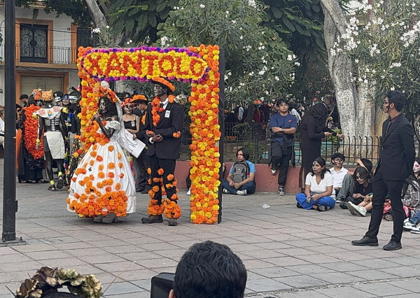 La ENMS Centro Histórico León celebra el Día de Muertos con una vibrante Marcha de Catrinas y Catrines
