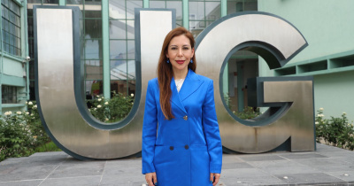 Egresada de la UG recibe el Premio Nacional “Guillermo Soberón Acevedo” por transformar la vida de niñas y niños con discapacidad auditiva