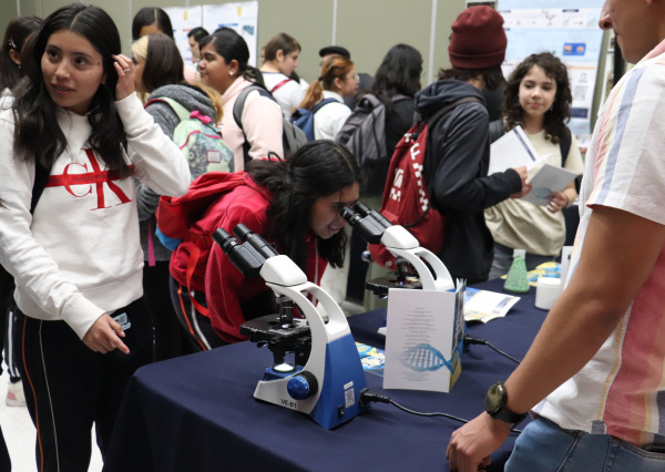 Se lleva a cabo la 4° muestra profesiográfica “¡Quiero ser UG!”