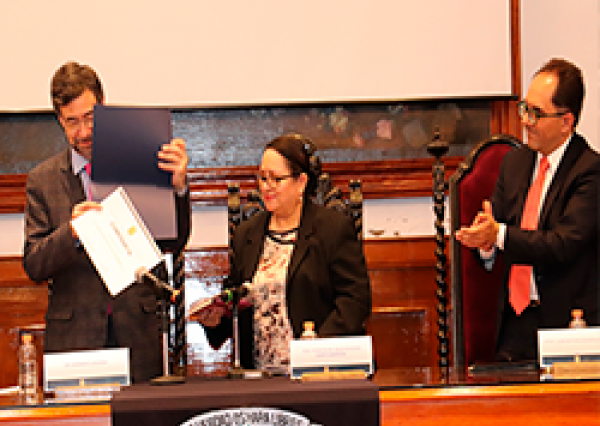 La biología obligará a redefinir el Derecho, sostiene Gerardo Laveaga durante la presentación de su libro en la UG 
