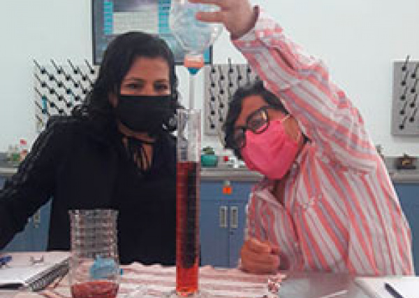 Imparten curso de Prácticas de Hidrostática e Hidrodinámica a profesoras y profesores del Nivel Medio Superior de la UG