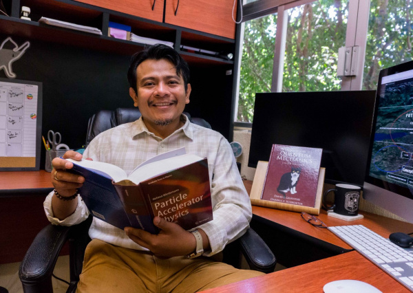 Investigador UG trabaja activamente en ciencia y tecnología de aceleradores de partículas