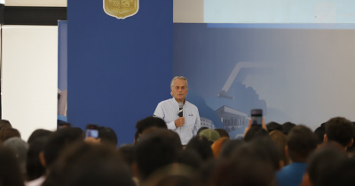 Conmueve Eduardo Strauch a la comunidad universitaria con su historia de vida