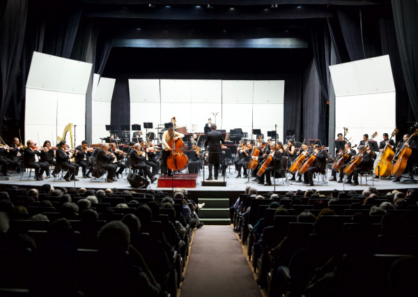El romanticismo del tango enamora a asistentes al concierto de la OSUG  
