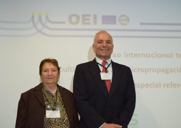 La Dra. Miriam Isidrón forma a personas expertas en el cultivo de tejidos vegetales 